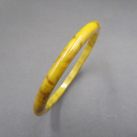 Bracelet vintage  en bakelite couleur banane choc… - image 4