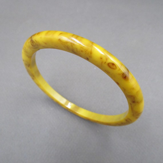 Bracelet vintage  en bakelite couleur banane choc… - image 1