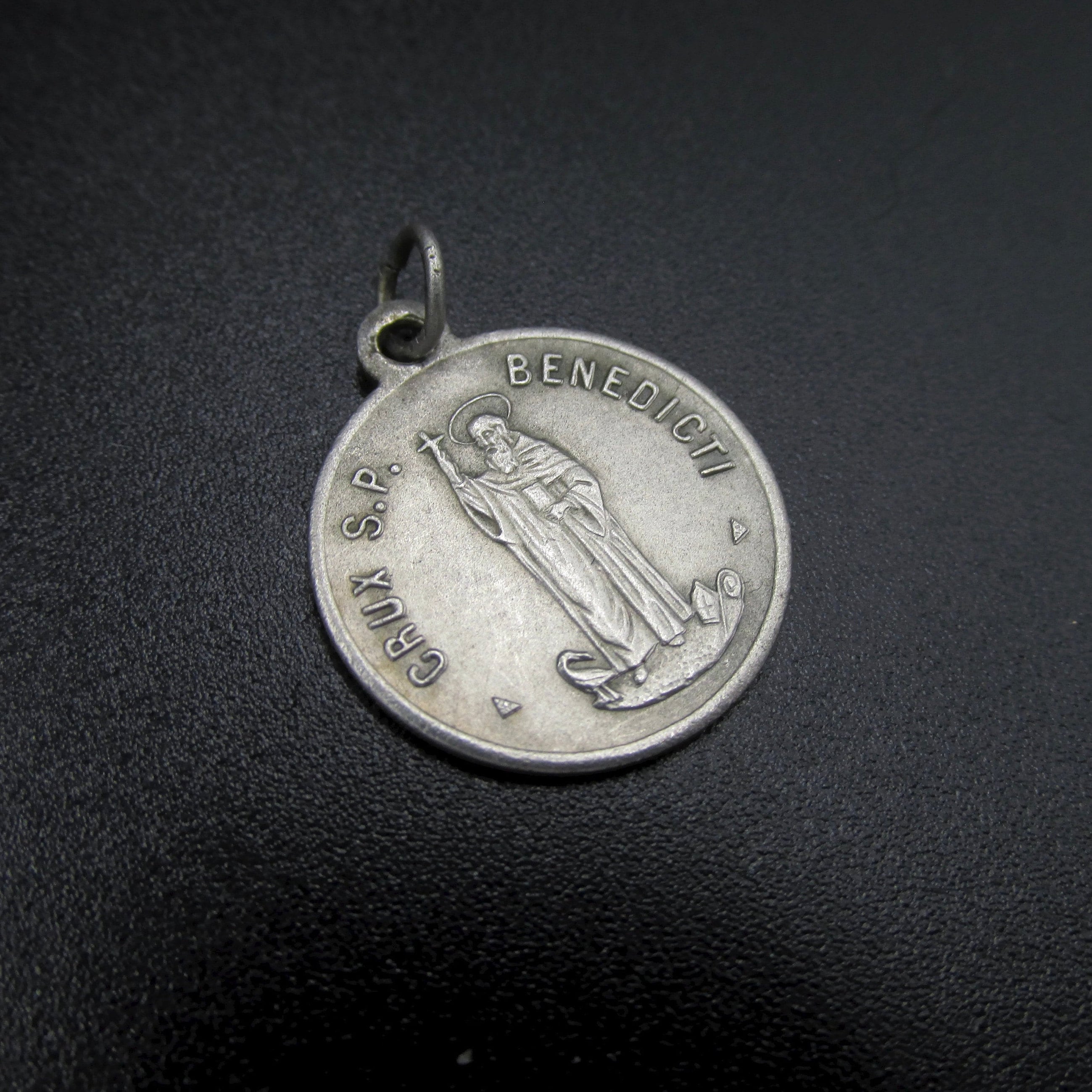 Médaille Ancienne Française , Médaille de Protection Saint Benoit en Aluminium Argenté .