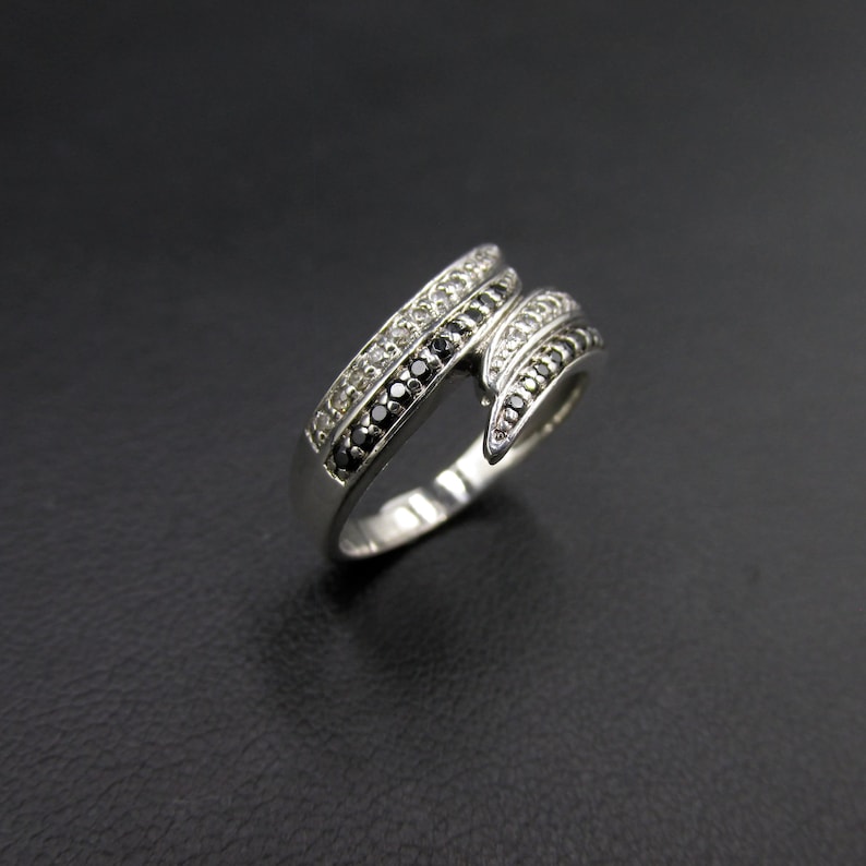 Silver woman ring 925 black and white stones size 52