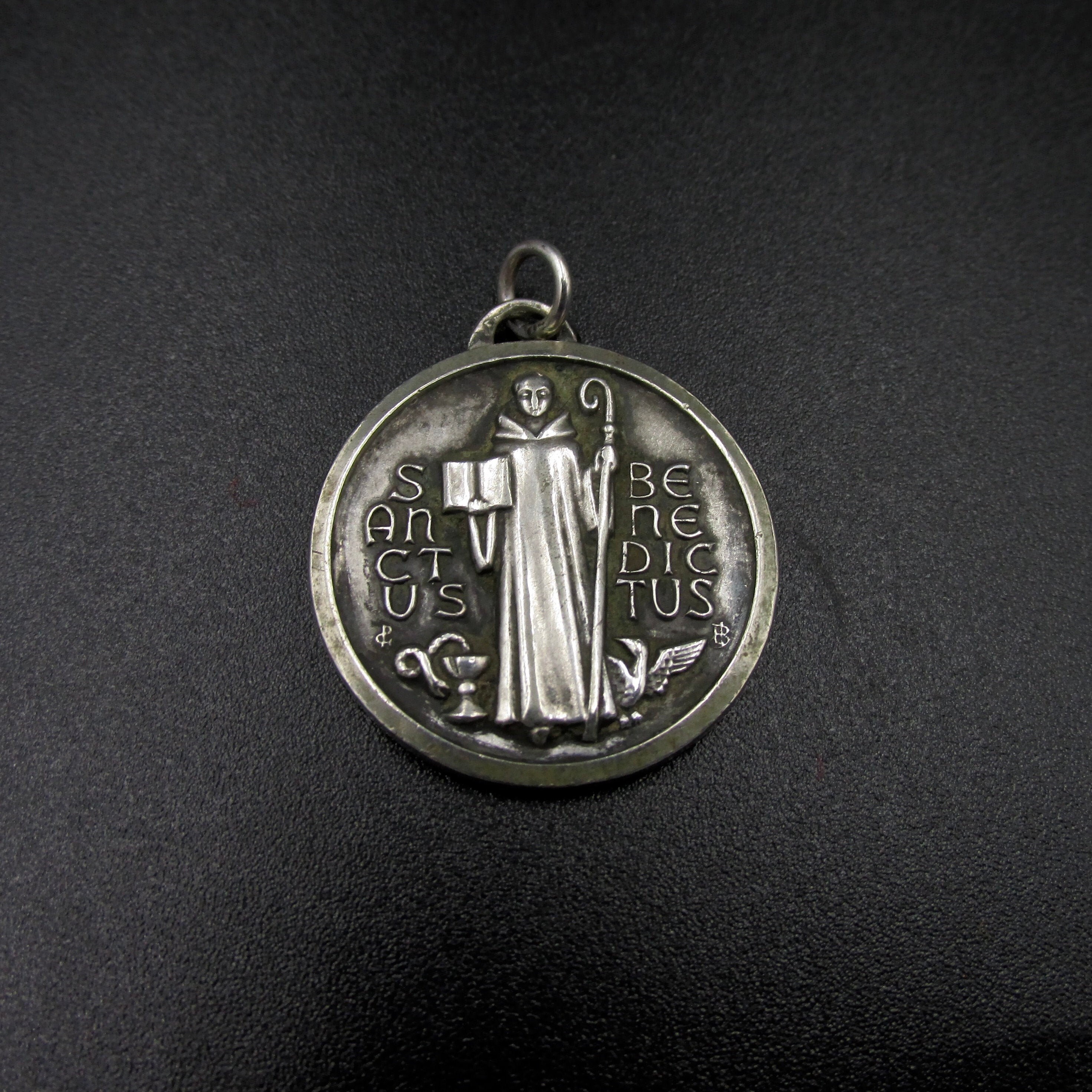 Ancienne Médaille Pendentif , Religieuse Française de Saint Benoit en Laiton Argenté Style Art Déco