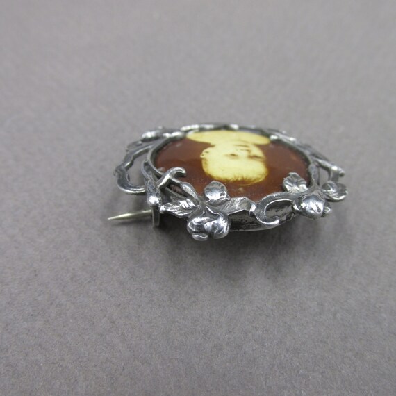 Broche Ancienne Art Nouveau En Métal Argenté Avec Cadre Porte-photo - Thème Végétal