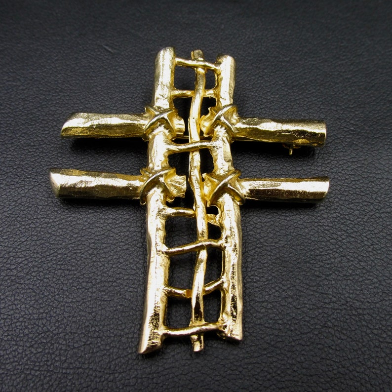Very beautiful cross brooch open and signed Guy Laroche in gold-colored metal vintage couture jewelry