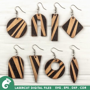 Puede incluir: Una colección de ocho pendientes de madera en varias formas geométricas, incluyendo círculos, cuadrados y gotas. Cada pendiente presenta una base marrón oscuro con rayas diagonales marrón claro. Cuelgan de ganchos plateados. La parte inferior de la imagen muestra: LASERCUT DIGITAL FILES SVG, EPS, DXF, CDR.