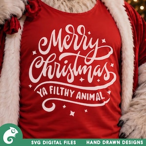 Könnte beinhalten: Ein leuchtend rotes ärmelloses Oberteil mit weißem Schriftzug Merry Christmas YA FILTHY ANIMAL in geschwungener Schreibschrift und Blockbuchstaben, verziert mit kleinen vierzackigen Sternen, getragen unter einem roten Samtmantel mit weißem Kunstfellbesatz.