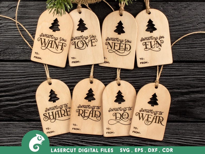 K&ouml;nnte beinhalten: Acht h&ouml;lzerne Geschenkanh&auml;nger mit einem Weihnachtsbaumdesign und dem Text "Something you want", "Something you love", "Something you need", "Something for fun", "Something to share", "Something to read", "Something to do" und "Something to wear".