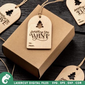 K&ouml;nnte beinhalten: Satz von sechs lasergeschnittenen Holz-Geschenk-Etiketten mit einem Weihnachtsbaum-Design. Jede Etikette hat einen anderen Spruch, darunter "Something You Love", "Something You Want" und "Something for Fun".