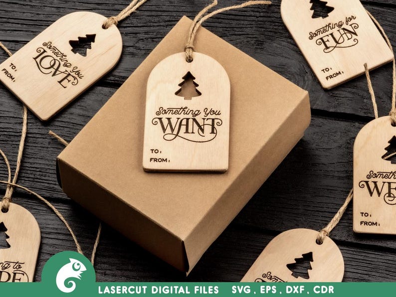 K&ouml;nnte beinhalten: Satz von sechs lasergeschnittenen Holz-Geschenk-Etiketten mit einem Weihnachtsbaum-Design. Jede Etikette hat einen anderen Spruch, darunter "Something You Love", "Something You Want" und "Something for Fun".