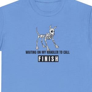 Warten auf meinen Handler, um FINISH Duftarbeit Shirt Nasenarbeit Geschenk AKC Duftarbeit NACSW Nasenarbeit Gildan Unisex Heavy Cotton Tee anzurufen