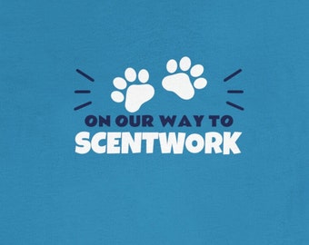 Koszulka On Our Way To Scentwork Prezent Nosework Prezent Scentwork Zabawna koszulka Scentwork Koszulka Scentwork z łapkami Koszulka Scentwork