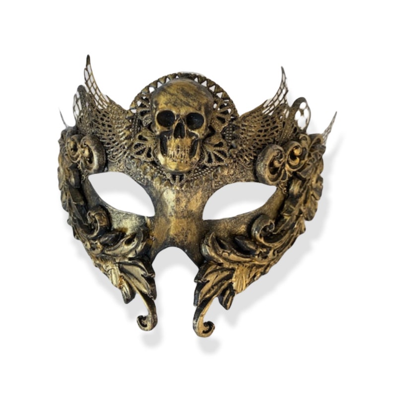 Op de afbeelding: Een goud en zwart maskerademasker met een schedelontwerp. Het masker heeft sierlijke details, waaronder vleugels en bloemmotieven. Het masker is gemaakt van een metallic materiaal en is ontworpen om te worden gedragen tijdens een gemaskerd bal of kostuumfeest.