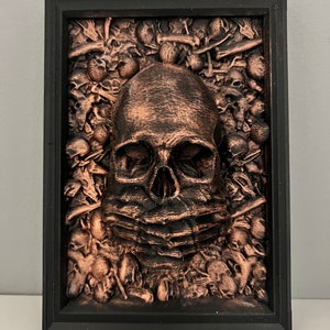 Gotycki wystrój domu, oprawiona czaszka ścienna, gotycka galeria ścienna czaszka, gotycka sztuka ścienna, rama czaszki, estetyka Dark Academia, Withcy