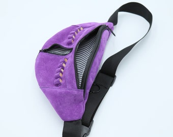 COSMO HANDMADE – Vibrant Purple Paradise: Designer-Gürteltasche mit mehreren Taschen für Mode für unterwegs