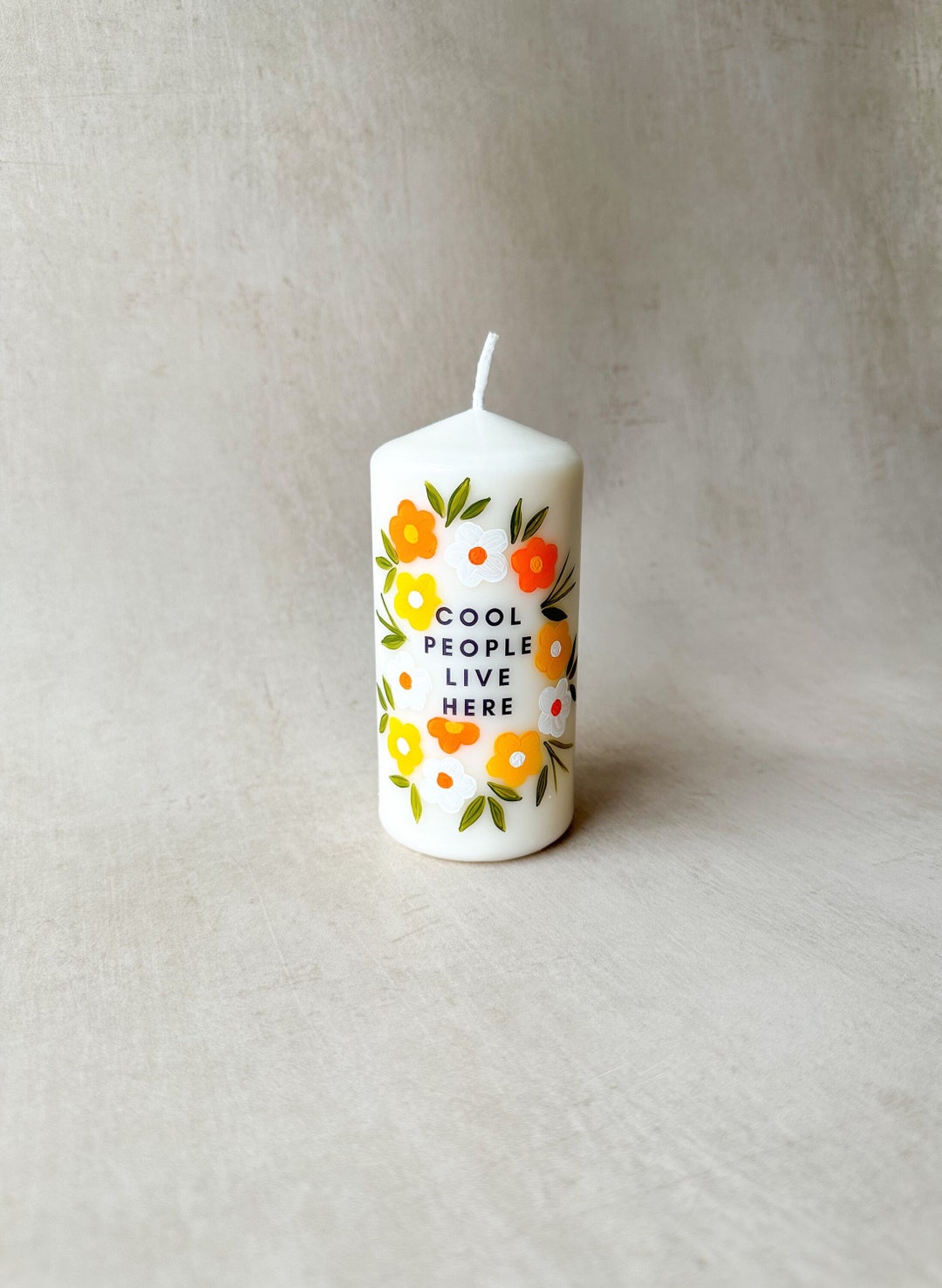 Handbemalte Stumpenkerze, Coole Leute leben hier, handbemalte Kerzen, Stumpenkerze, Wohnkultur, Geschenk, Geschenk für Freund, Kerzen,