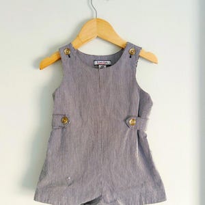 Puede incluir: Un juego de tres tazas de cerámica con un acabado mate moteado. Las tazas son de color crema, gris claro y gris oscuro. Cada taza tiene un diseño simple y moderno y un asa redondeada.