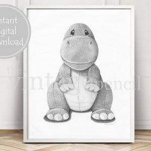 Puede incluir: Un dibujo a l&aacute;piz en blanco y negro de un dinosaurio de peluche con una expresi&oacute;n triste. El dinosaurio est&aacute; sentado con las piernas cruzadas y los brazos cruzados. El dibujo est&aacute; firmado en la esquina inferior derecha.