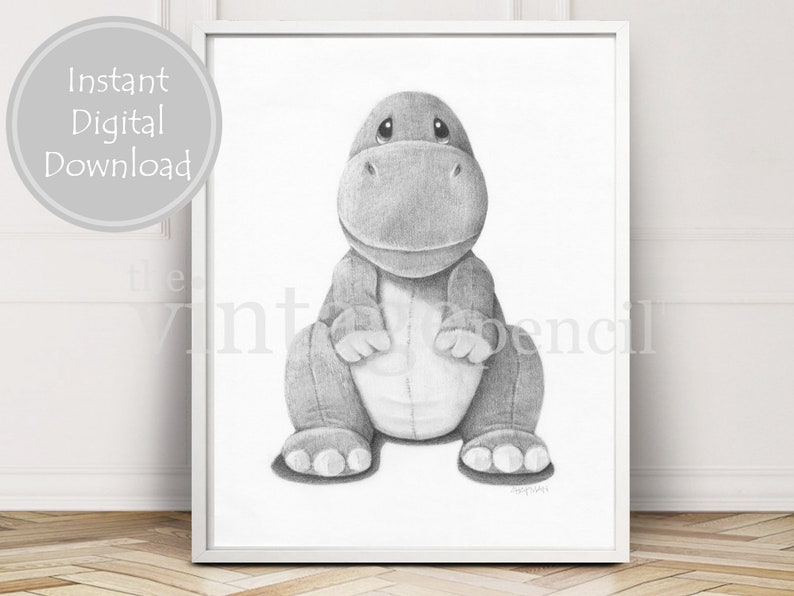 Puede incluir: Un dibujo a l&aacute;piz en blanco y negro de un dinosaurio de peluche con una expresi&oacute;n triste. El dinosaurio est&aacute; sentado con las piernas cruzadas y los brazos cruzados. El dibujo est&aacute; firmado en la esquina inferior derecha.