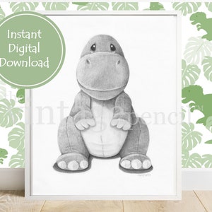 Puede incluir: Un dibujo a l&aacute;piz en blanco y negro de un dinosaurio de peluche gris sentado sobre un fondo blanco. El dibujo est&aacute; enmarcado en un marco blanco. El texto "Descarga digital instant&aacute;nea" est&aacute; escrito en verde sobre un c&iacute;rculo blanco.