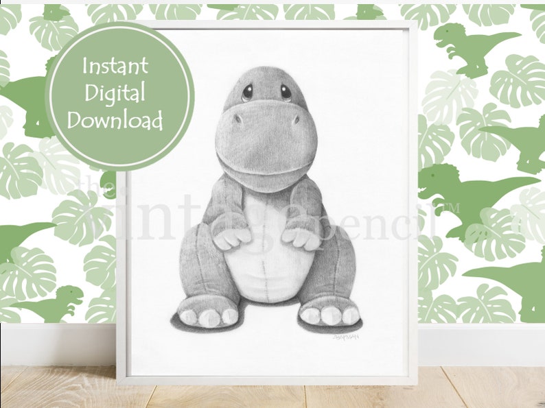 Puede incluir: Un dibujo a l&aacute;piz en blanco y negro de un dinosaurio de peluche gris sentado sobre un fondo blanco. El dibujo est&aacute; enmarcado en un marco blanco. El texto "Descarga digital instant&aacute;nea" est&aacute; escrito en verde sobre un c&iacute;rculo blanco.