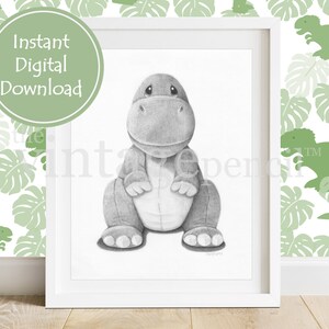 Puede incluir: Un dibujo en blanco y negro de un dinosaurio de peluche en un marco blanco. El dinosaurio est&aacute; sentado con los brazos cruzados y tiene una expresi&oacute;n dulce en su rostro. El marco est&aacute; sobre un suelo de madera con un papel tapiz de patr&oacute;n verde y blanco en el fondo.