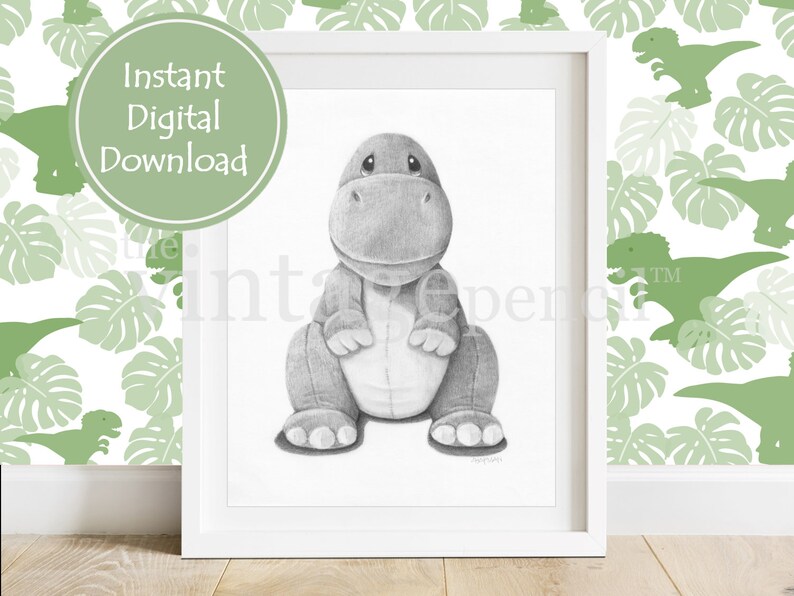 Puede incluir: Un dibujo en blanco y negro de un dinosaurio de peluche en un marco blanco. El dinosaurio est&aacute; sentado con los brazos cruzados y tiene una expresi&oacute;n dulce en su rostro. El marco est&aacute; sobre un suelo de madera con un papel tapiz de patr&oacute;n verde y blanco en el fondo.