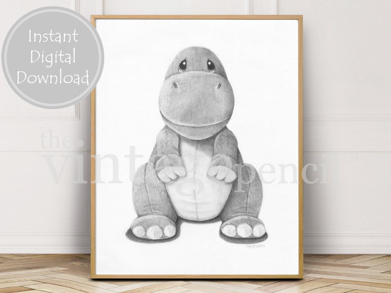 Puede incluir: Un dibujo a l&aacute;piz en blanco y negro de un dinosaurio de peluche gris sentado con los brazos cruzados. El dinosaurio tiene una expresi&oacute;n triste en su rostro.