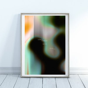 Puede incluir: Impresión artística enmarcada con un diseño abstracto. La impresión presenta degradados borrosos de naranja, verde y negro. El texto "ALWAYS FORWARD NEVER BACK" está incluido en una fuente minimalista. La obra de arte se muestra en un marco de madera clara.