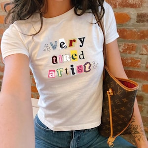 Camiseta de bebê humano muito cansado | Camiseta estética, camiseta com letras para scrapbook, artistas, presentes para criativos, camiseta de bebê dos anos 90, camiseta de bebê vintage