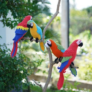 かぎ針編みのコンゴウインコ：ブルー＆ゴールド、グリーンウィング、カタリナ、アカコンゴウインコ、カラフルな編みぐるみのトロピカルバードデコレーション