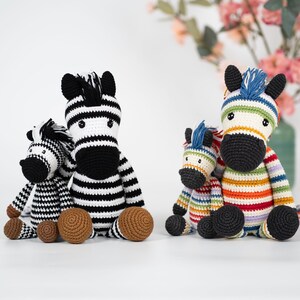 Puede incluir: Dos juegos de animales de peluche de cebra de crochet. Un juego es blanco y negro, el otro es de rayas arcoíris. Cada juego incluye una cebra más grande y una cebra más pequeña.