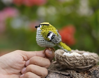 Crochet Gold Crest Bird with Nest – Handmade Amigurumi Bird Plush – Spring Nature Decor – Bird Lover Gift – Miniature Bird Sculpture
