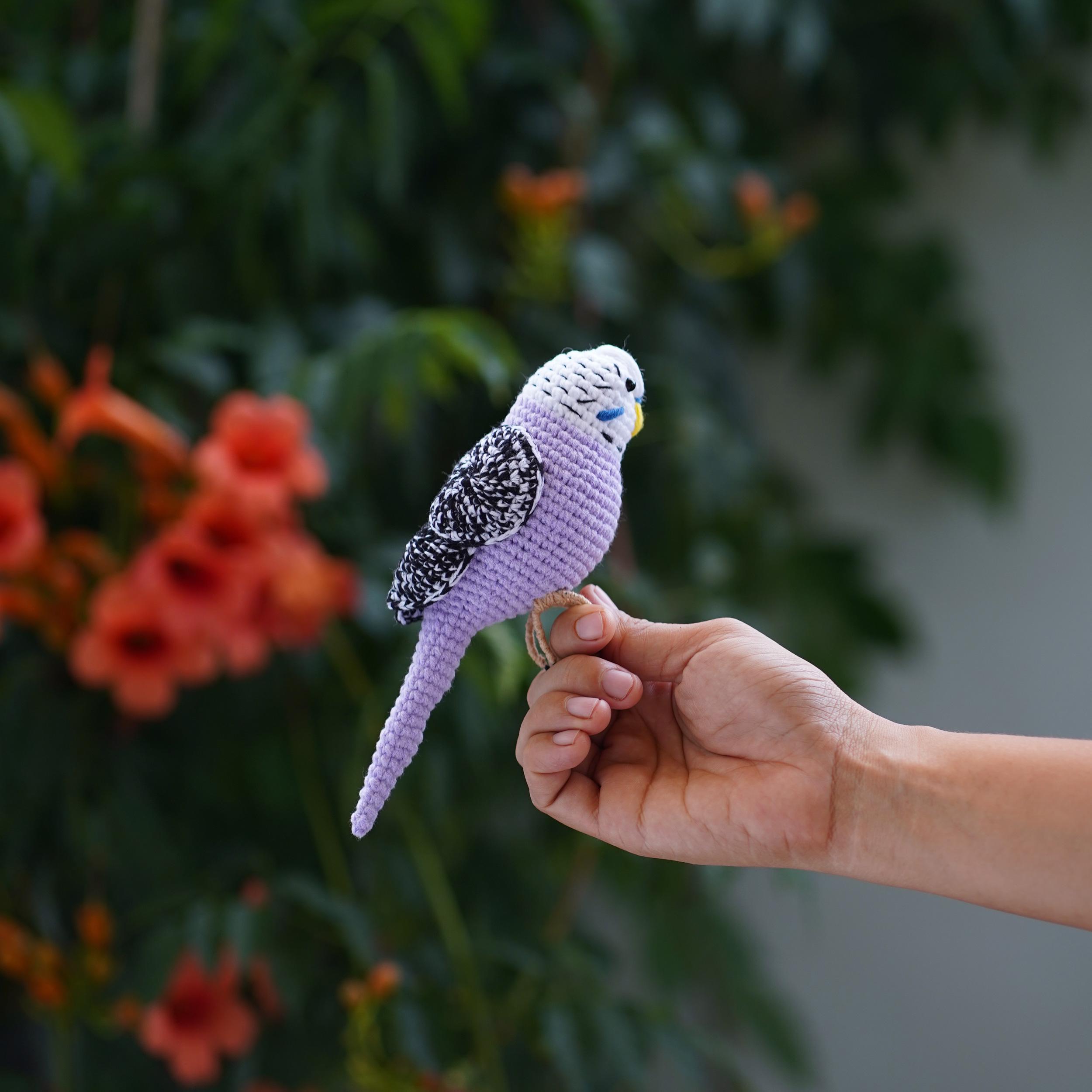 かぎ針編みのセキセイインコのあみぐるみ：手作りの鳥のぬいぐるみ