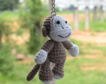 かぎ針編みのサルのキーホルダー：手作りの編みぐるみキーホルダー