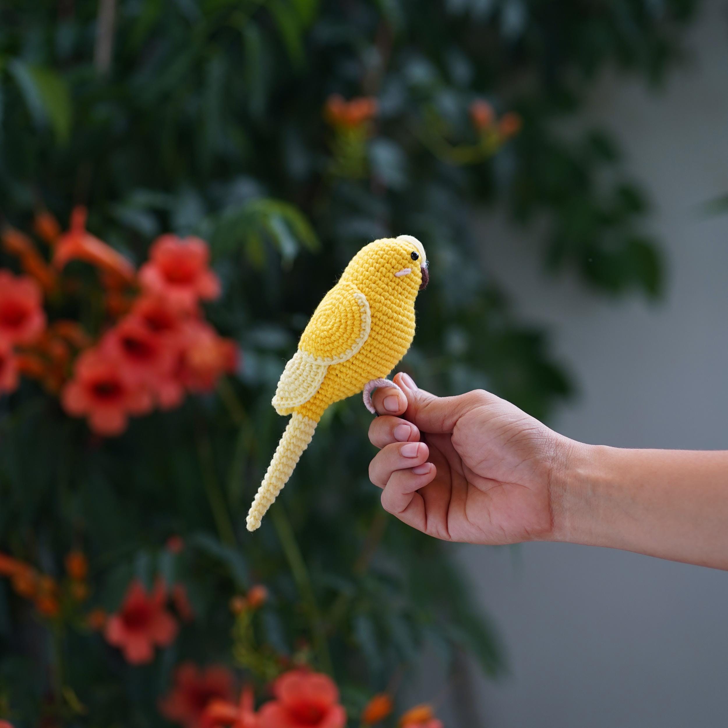 かぎ針編みのセキセイインコのあみぐるみ：手作りの鳥のぬいぐるみ