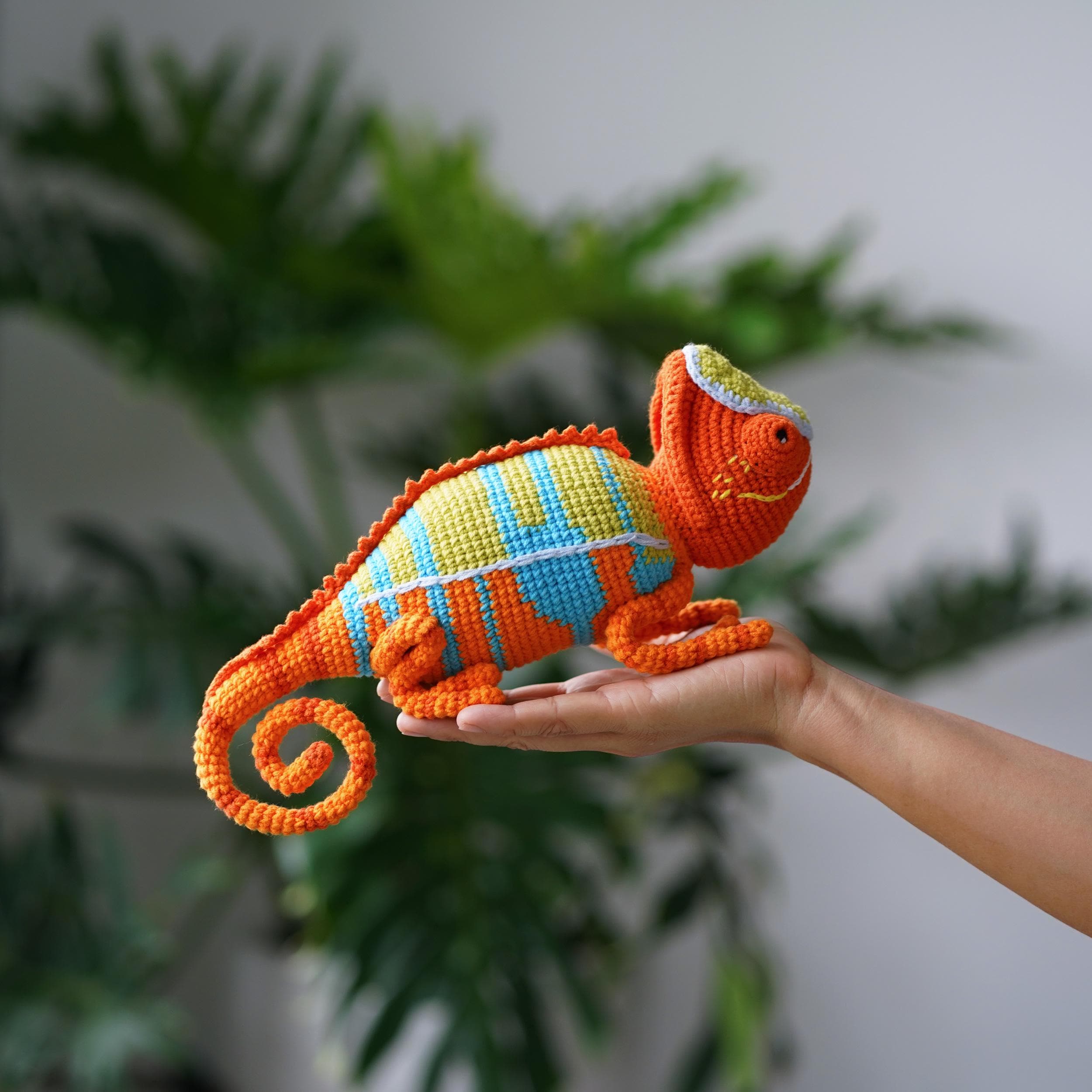 エボシカメレオン 編みぐるみ ビーズ装飾 一点もの カメレオン　ぬいぐるみ カメレオン あみぐるみ エボシカメレオン 編みぐるみ ハンドメイド