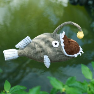 Pesce pescatore amigurumi fatto a mano all&#39;uncinetto: creatura marina personalizzata