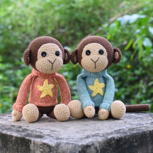Handgjord virkad apa-plyschleksak: Amigurumi-gosedjur