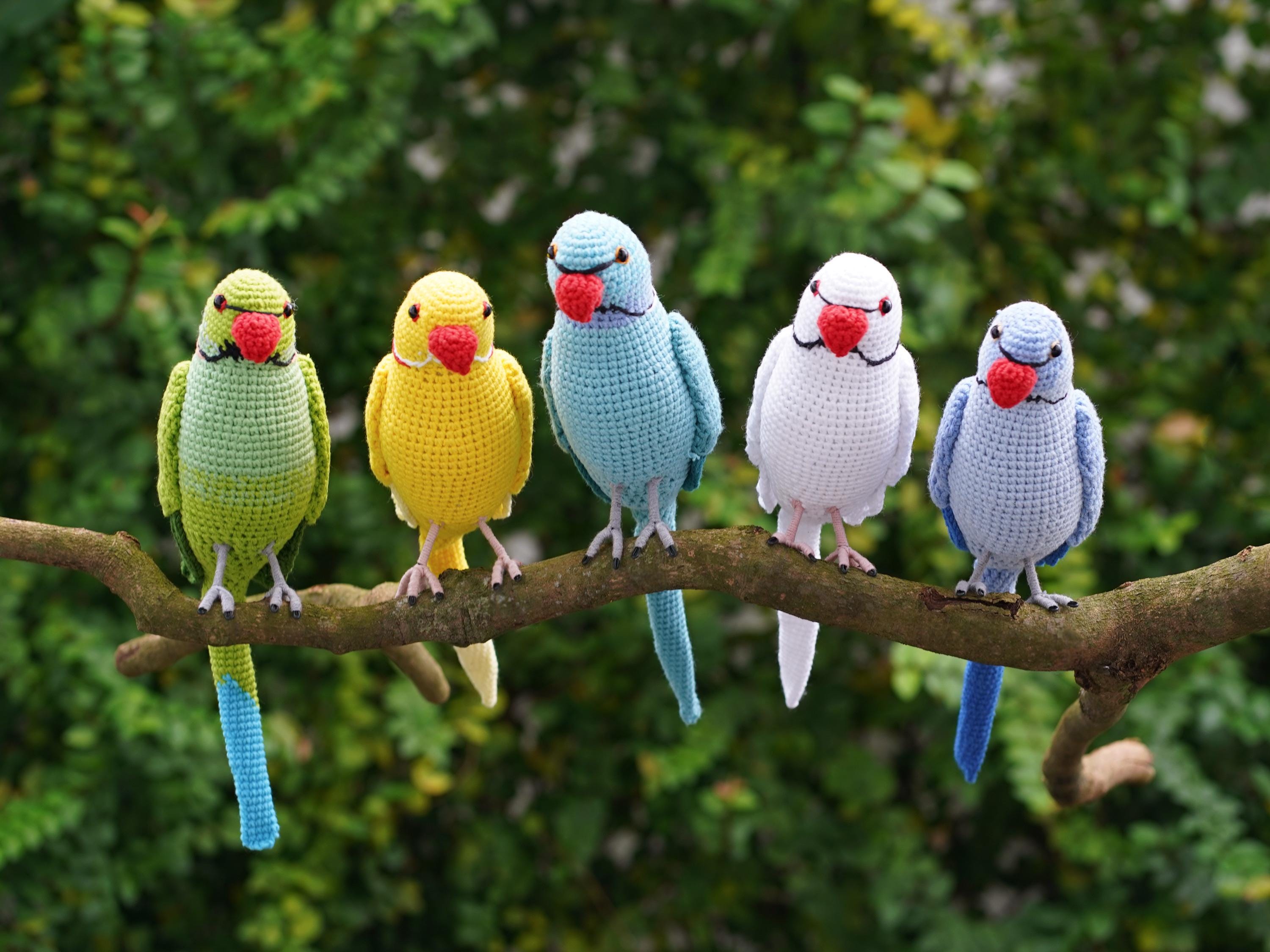 かぎ針編みのワカケホンセイインコ - 編みぐるみ ローズリングインコ