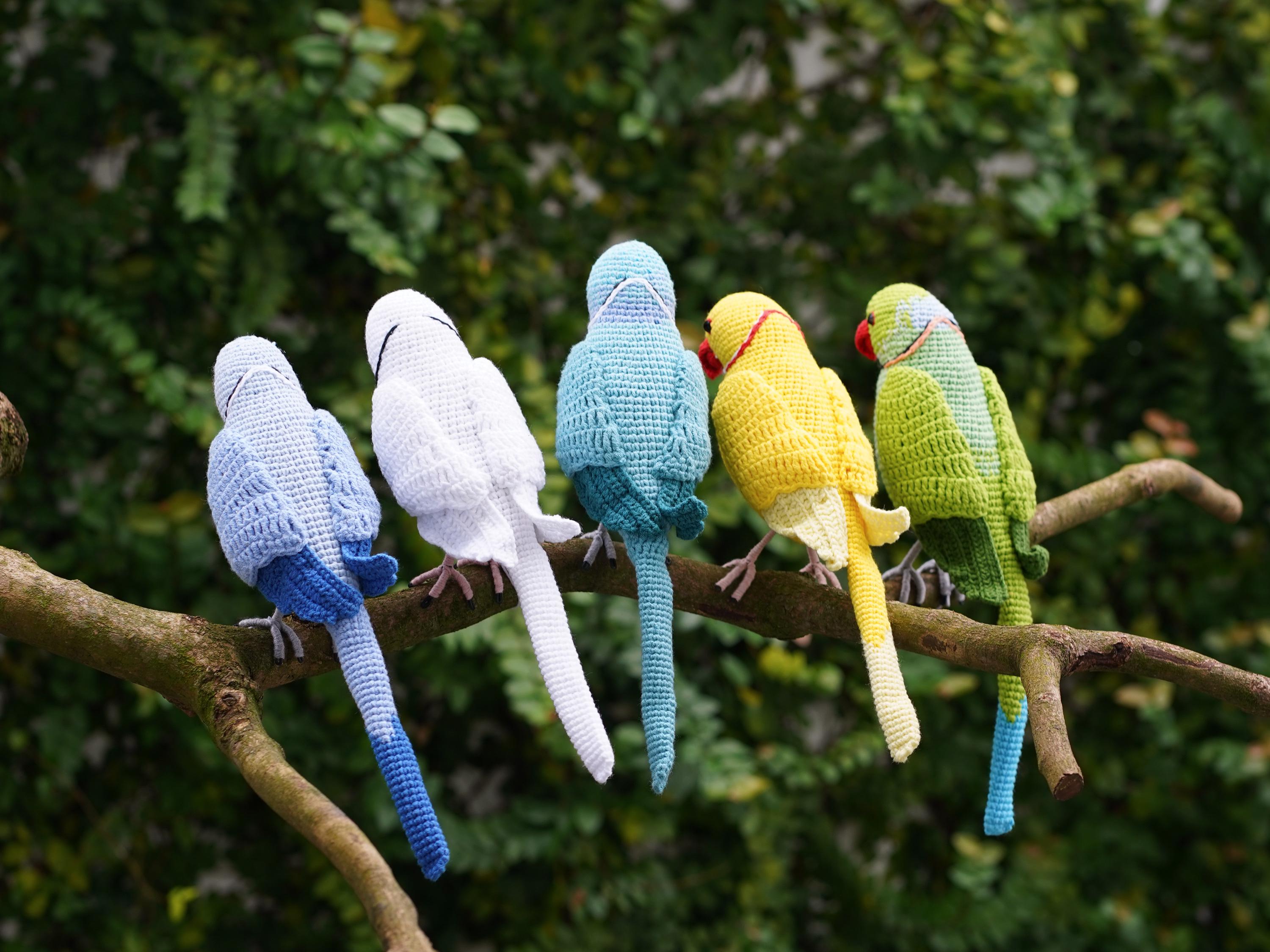 かぎ針編みのワカケホンセイインコ - 編みぐるみ ローズリングインコ