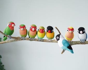 かぎ針編みの黄色いセキセイインコのぬいぐるみ：パーソナライズされた