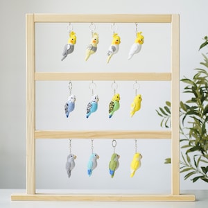 Op de afbeelding: Een set van drie keramische mokken met een gespikkelde, matte afwerking. De mokken zijn in crème, lichtgrijs en donkergrijs. Elke mok heeft een eenvoudig, minimalistisch ontwerp, perfect voor koffie of thee.