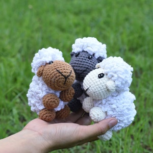 Szydełkowa owca Amigurumi: Kolorowy, wypchany prezent w postaci jagnięcia