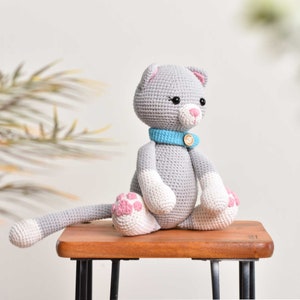 Amigurumi chat gris au crochet : peluche faite main