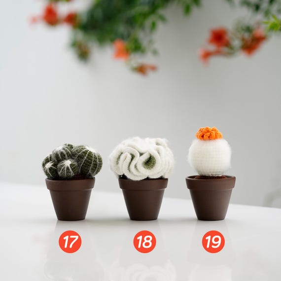 かぎ針編みのサボテンあみぐるみ：手作りの鉢植えぬいぐるみ