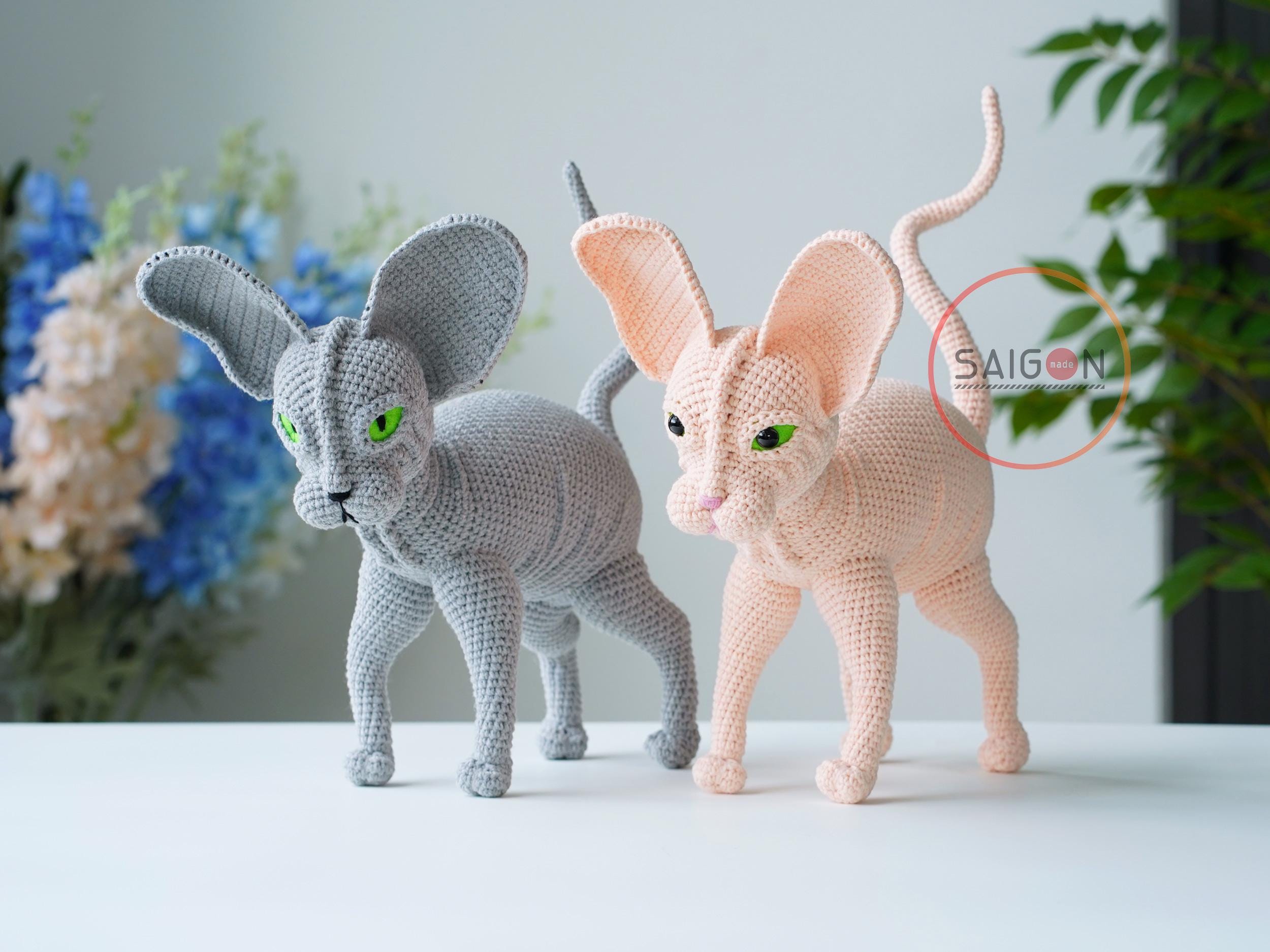 かぎ針編みのスフィンクス猫のぬいぐるみ - ハンドメイドジーンズ 