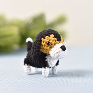 Petit chien au crochet Amigurumi, chien miniature, petit chiot, schnauzer miniature, chihuahua, teckel, shiba inu, beagle, corgi, carlin, labrador, husky Beagle