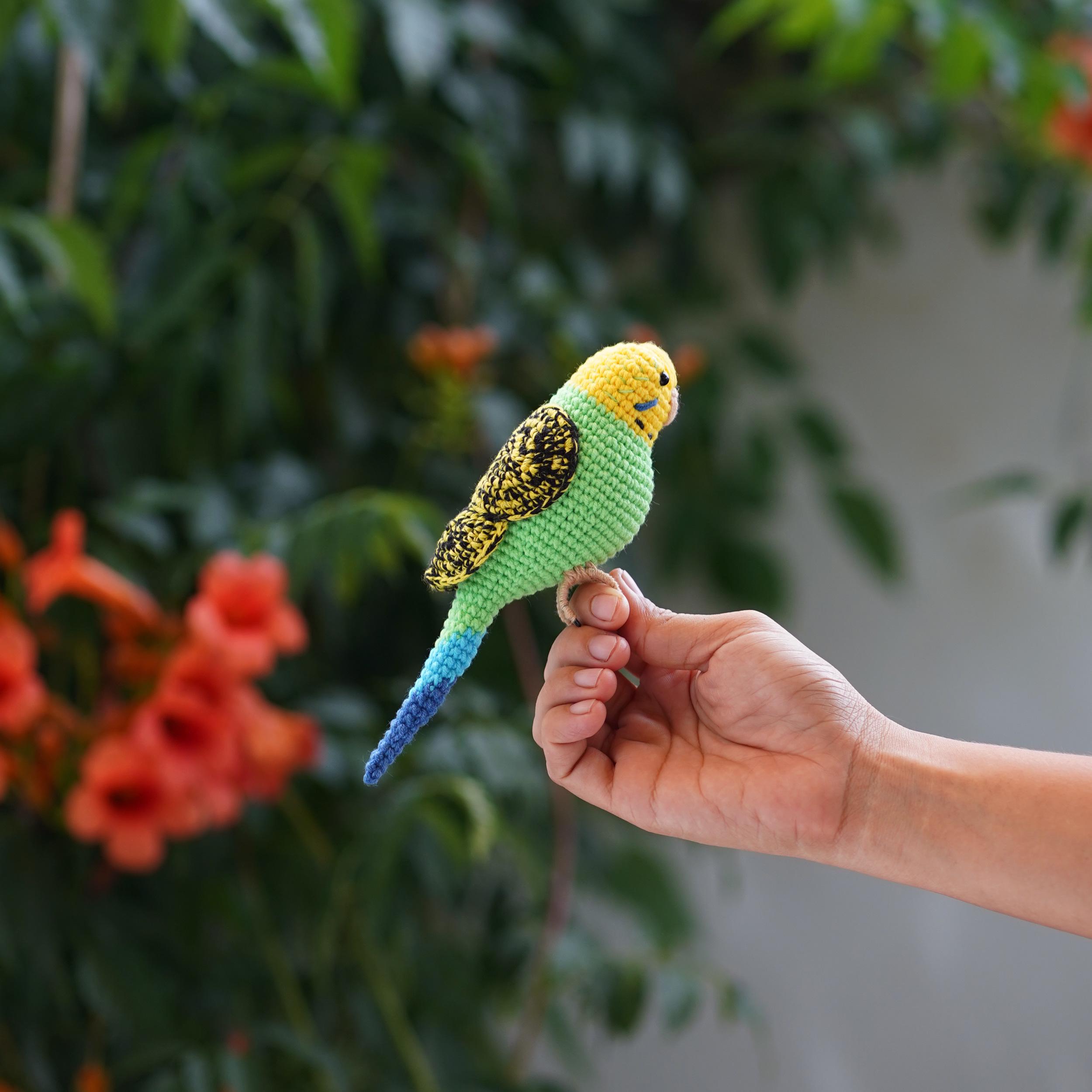 かぎ針編みのセキセイインコのあみぐるみ：手作りの鳥のぬいぐるみ