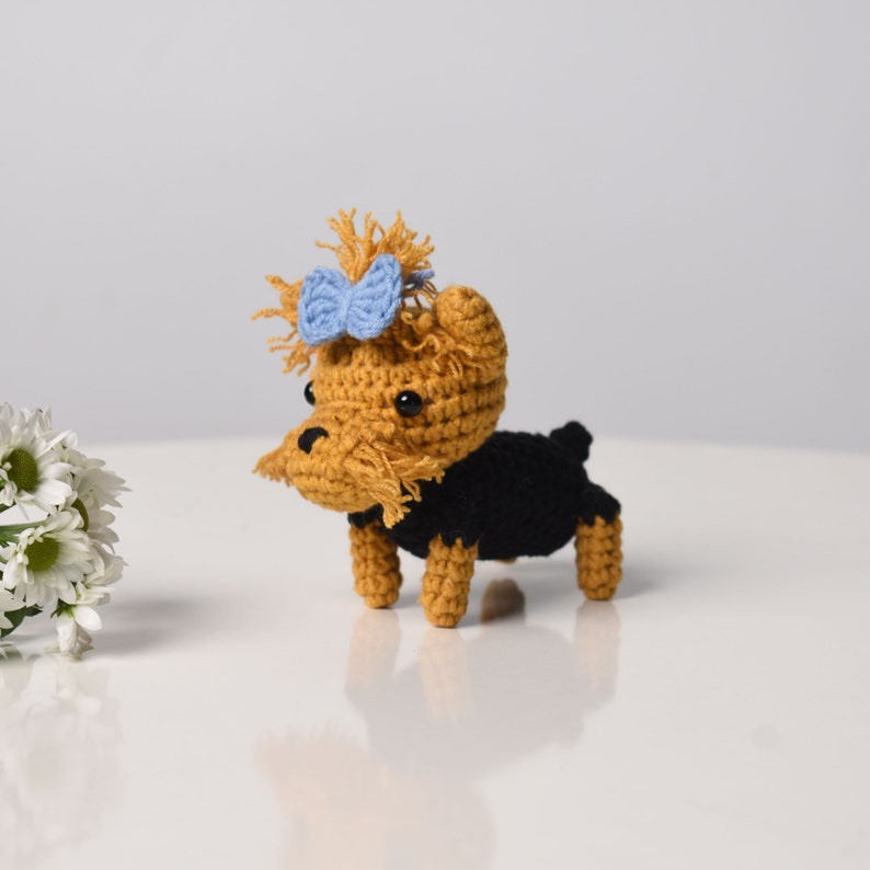 Petit chien au crochet Amigurumi, chien miniature, petit chiot, schnauzer miniature, chihuahua, teckel, shiba inu, beagle, corgi, carlin, labrador, husky Yorkshire Terrier