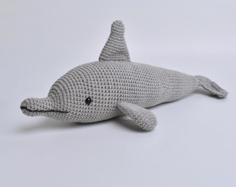 Delfín amigurumi de ganchillo hecho a mano: peluche gris