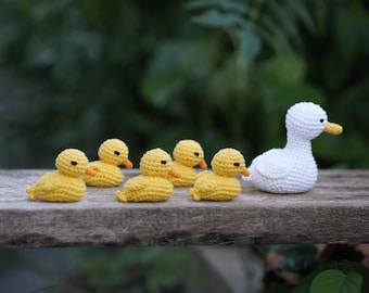 Crochet Duck Family – Handmade Amigurumi Ducklings – Miniature Duck Plush Set – Cute Farm Animal Decor – Baby Duck Gift